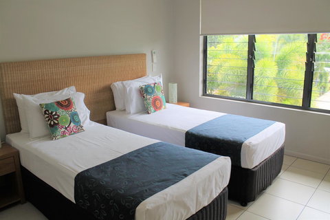 Sea Point On Trinity Beach - Lightning Ridge Tourism 14