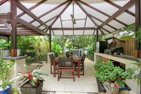 Sea Point On Trinity Beach - Lightning Ridge Tourism 26