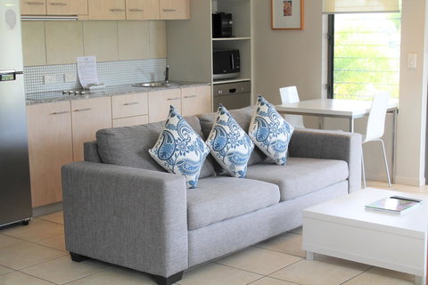 Sea Point On Trinity Beach - Lightning Ridge Tourism 18