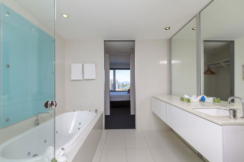 Q1 Resort & Spa - Official - Lightning Ridge Tourism 1