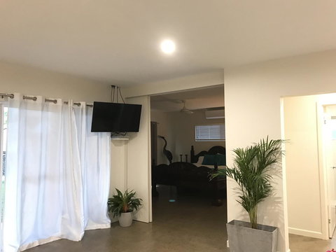 Whitsunday Luxury Homes - Lightning Ridge Tourism 12