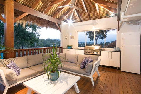 Whitsunday Luxury Homes - Lightning Ridge Tourism 2