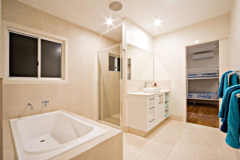 Whitsunday Luxury Homes - Lightning Ridge Tourism 24