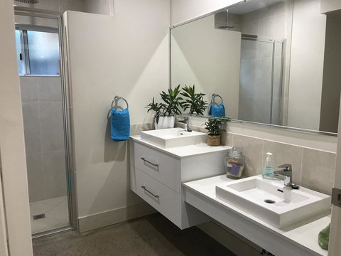 Whitsunday Luxury Homes - Lightning Ridge Tourism 13