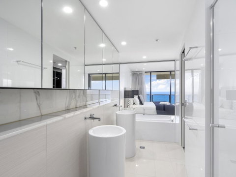 Oracle Resort Broadbeach - Gclr - Lightning Ridge Tourism 24