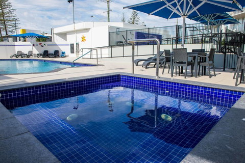 Mandolin Beachfront Resort - Lightning Ridge Tourism 2