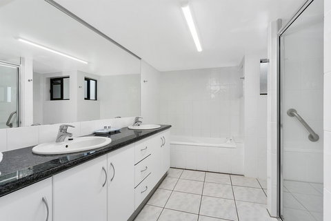 Roydon Beachfront Apartments - Lightning Ridge Tourism 23