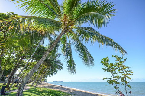 Roydon Beachfront Apartments - Lightning Ridge Tourism 6