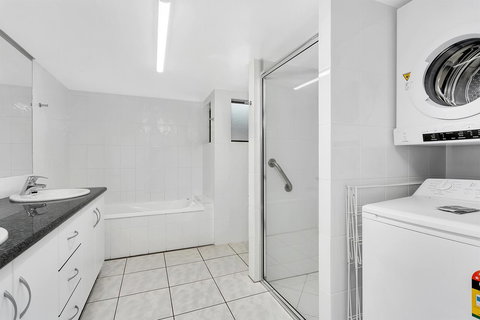 Roydon Beachfront Apartments - Lightning Ridge Tourism 24