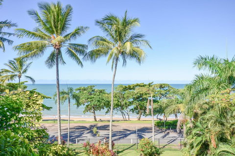 Roydon Beachfront Apartments - Lightning Ridge Tourism 9