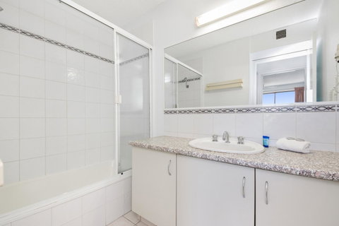 Alexandria Apartments - Lightning Ridge Tourism 14