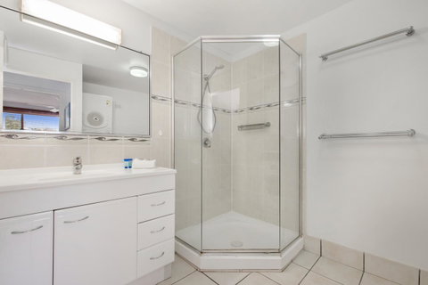 Alexandria Apartments - Lightning Ridge Tourism 18