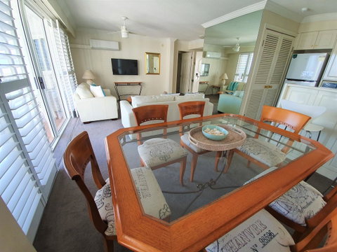 Broadbeach Holiday Apartments - Lightning Ridge Tourism 15