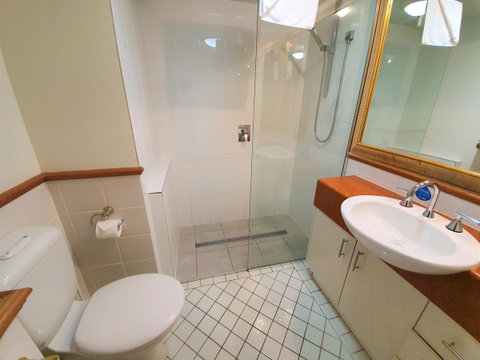 Broadbeach Holiday Apartments - Lightning Ridge Tourism 26