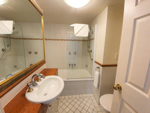 Broadbeach Holiday Apartments - Lightning Ridge Tourism 12