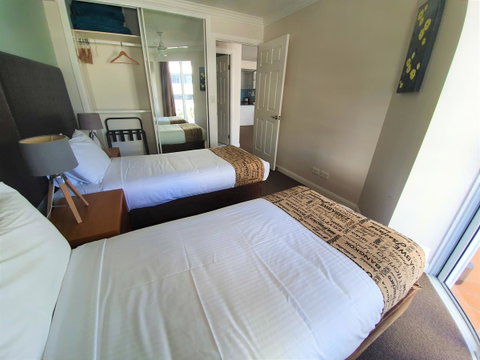 Broadbeach Holiday Apartments - Lightning Ridge Tourism 6