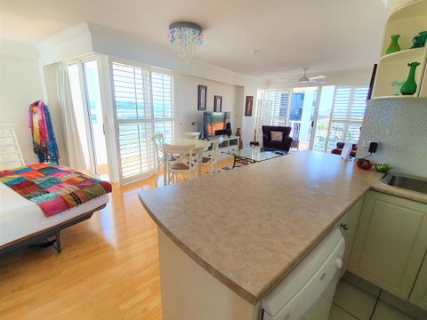 Broadbeach Holiday Apartments - Lightning Ridge Tourism 9