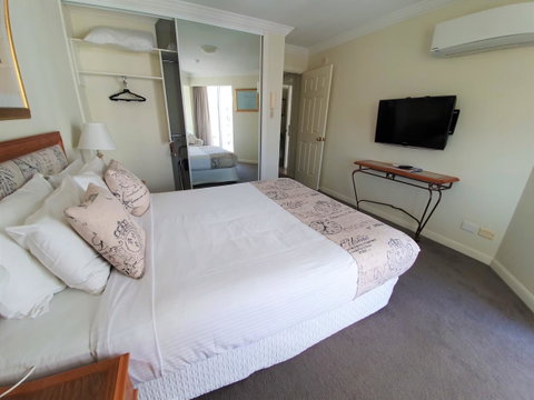 Broadbeach Holiday Apartments - Lightning Ridge Tourism 13