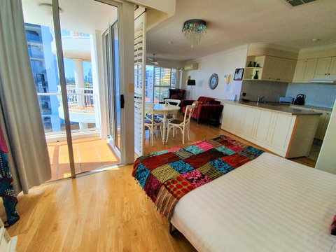 Broadbeach Holiday Apartments - Lightning Ridge Tourism 25