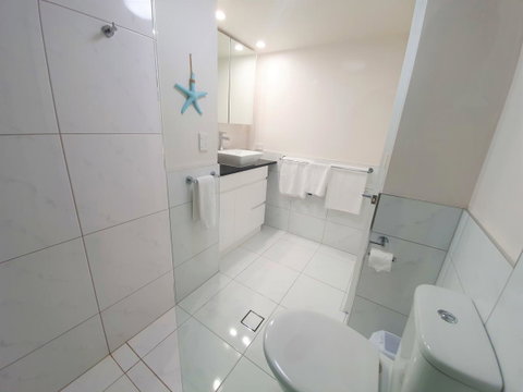 Broadbeach Holiday Apartments - Lightning Ridge Tourism 8