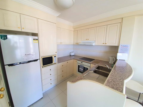 Broadbeach Holiday Apartments - Lightning Ridge Tourism 16