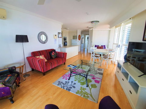 Broadbeach Holiday Apartments - Lightning Ridge Tourism 22