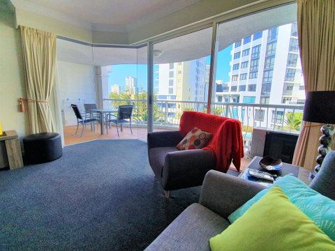 Broadbeach Holiday Apartments - Lightning Ridge Tourism 3