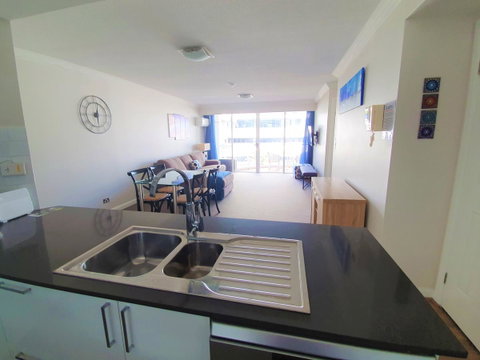 Broadbeach Holiday Apartments - Lightning Ridge Tourism 11