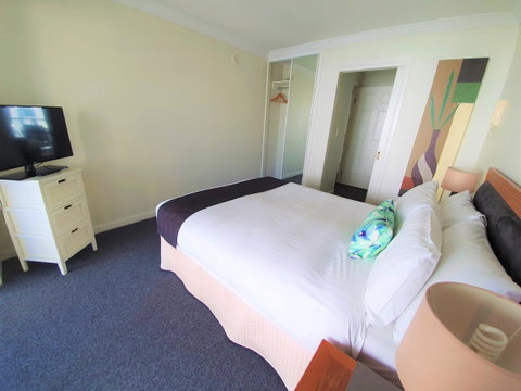 Broadbeach Holiday Apartments - Lightning Ridge Tourism 27