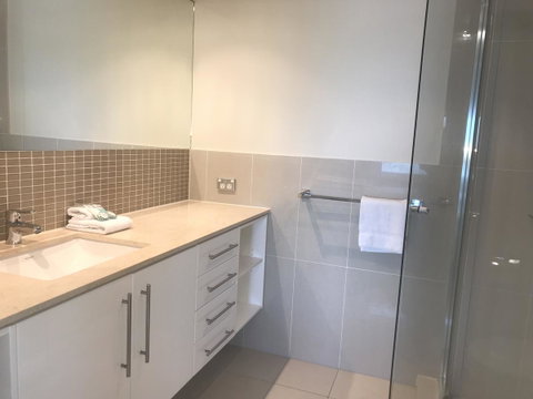 Proximity Waterfront Apartments - Lightning Ridge Tourism 11
