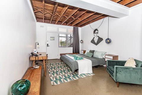 The Pink Hotel Coolangatta - Lightning Ridge Tourism 23