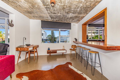 The Pink Hotel Coolangatta - Lightning Ridge Tourism 5