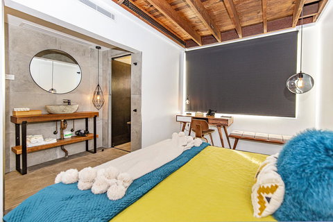 The Pink Hotel Coolangatta - Lightning Ridge Tourism 19