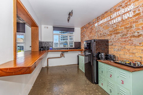 The Pink Hotel Coolangatta - Lightning Ridge Tourism 4