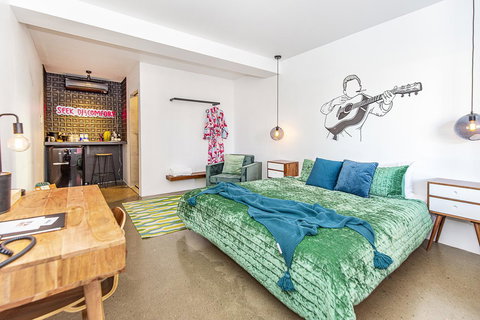 The Pink Hotel Coolangatta - Lightning Ridge Tourism 27