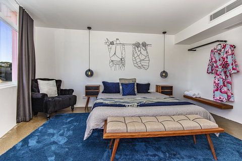 The Pink Hotel Coolangatta - Lightning Ridge Tourism 10