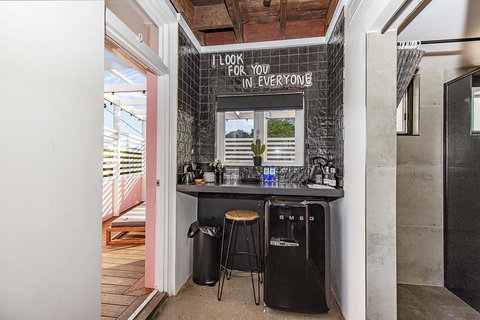 The Pink Hotel Coolangatta - Lightning Ridge Tourism 32