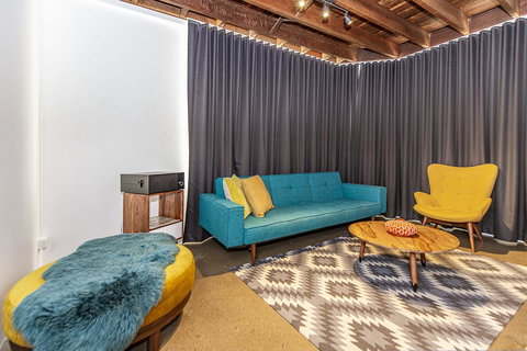 The Pink Hotel Coolangatta - Lightning Ridge Tourism 21