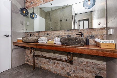 The Pink Hotel Coolangatta - Lightning Ridge Tourism 9