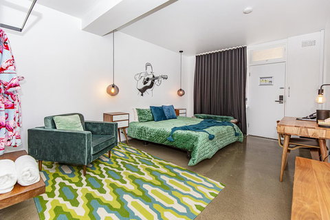 The Pink Hotel Coolangatta - Lightning Ridge Tourism 28