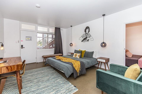 The Pink Hotel Coolangatta - Lightning Ridge Tourism 12