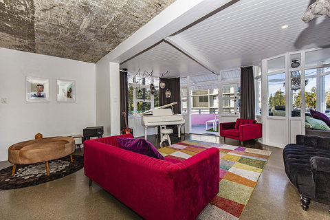 The Pink Hotel Coolangatta - Lightning Ridge Tourism 7