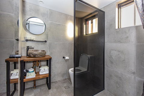 The Pink Hotel Coolangatta - Lightning Ridge Tourism 14