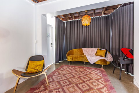 The Pink Hotel Coolangatta - Lightning Ridge Tourism 29