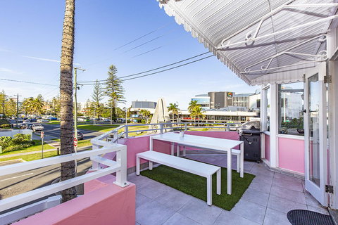 The Pink Hotel Coolangatta - Lightning Ridge Tourism 6