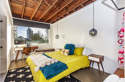 The Pink Hotel Coolangatta - Lightning Ridge Tourism 17