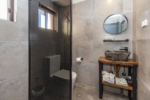 The Pink Hotel Coolangatta - Lightning Ridge Tourism 25