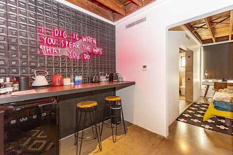 The Pink Hotel Coolangatta - Lightning Ridge Tourism 20