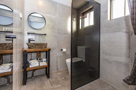 The Pink Hotel Coolangatta - Lightning Ridge Tourism 22