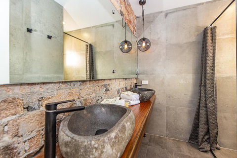 The Pink Hotel Coolangatta - Lightning Ridge Tourism 8